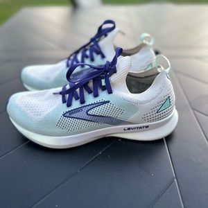 BROOKS WOMENS LEVITATE STEALTHFIT 5 RUNNING SHOE, SIZE 8